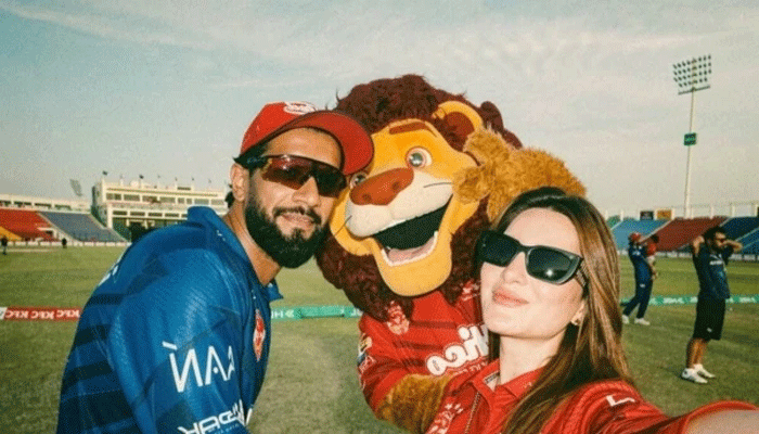 اللہ دوسروں کے شوہروں کو اس سے محفوظ رکھے، عماد وسیم اور نائلہ راجہ کی ویڈیو وائرل ہونے پر صارفین برہم