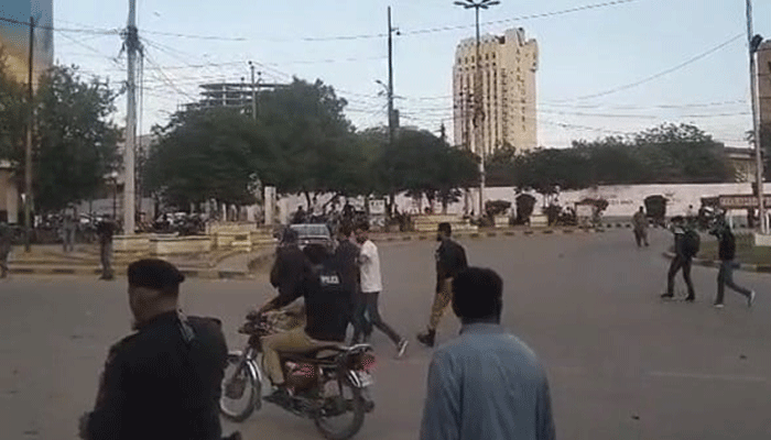 پی ٹی آئی کے کارکن پٹرول، ڈیزل کی قیمت میں اضافے پر احتجاج کے لئے سڑکوں پر آ گئے، کئی گرفتار