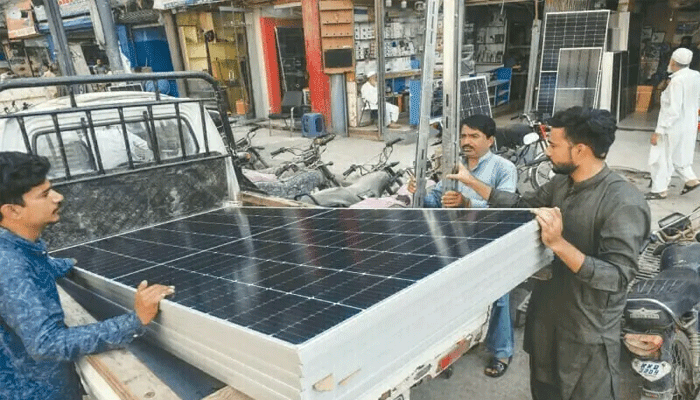 سولر پینلز کی قیمتوں میں ہوشربا اضافہ، بیٹریاں اور انورٹرز بھی مہنگے
