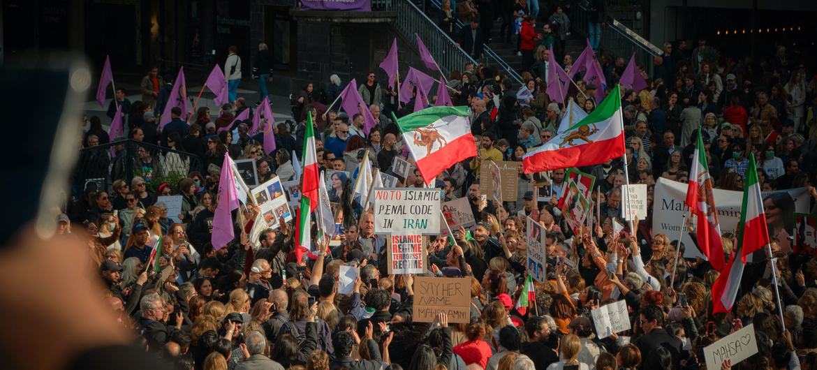 جنگ بندی کے ا اعلان بعد ایران کی عوام سڑکوں پر نکل آ ئی ، خوشی کا اظہار