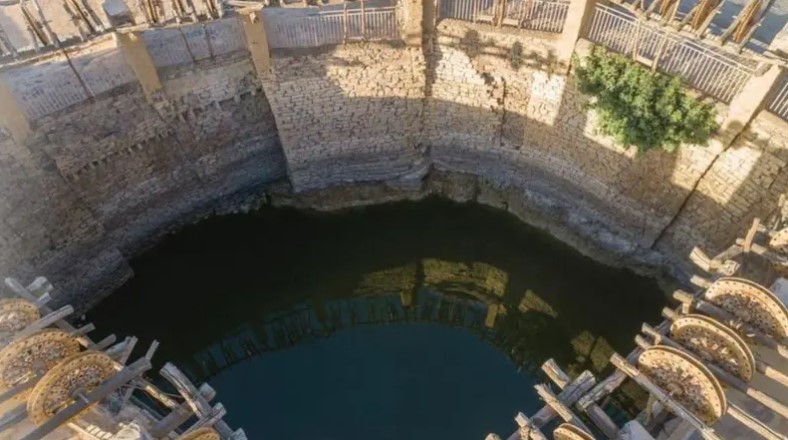 تیل کے کنوؤں کے بھر جانے اور “فیلڈز کے مردہ ہونے” سے پہلے تہران کشمکش میں