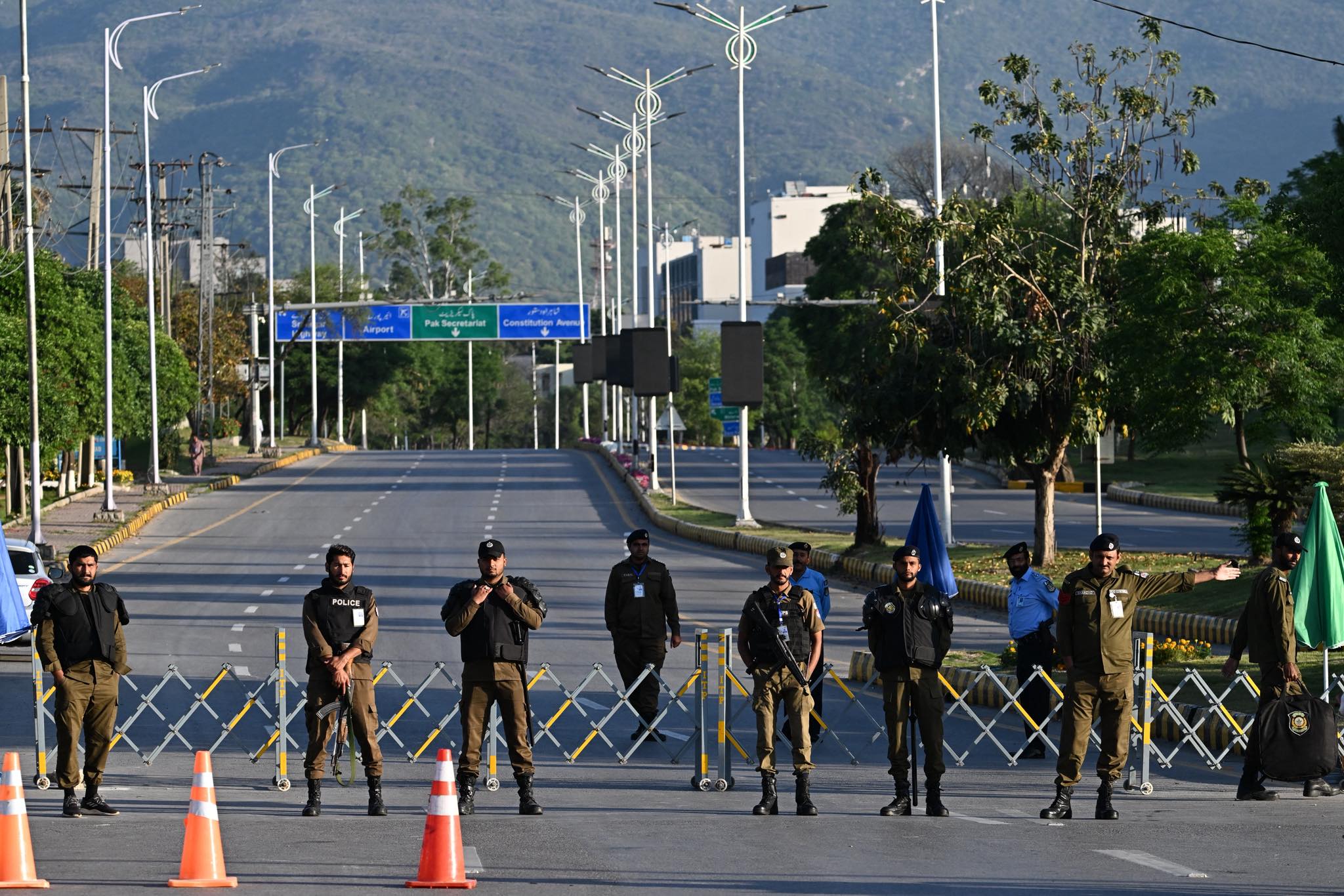 فیض آباد سمیت اسلام آباد کے تمام داخلی اور خارجی راستے بند