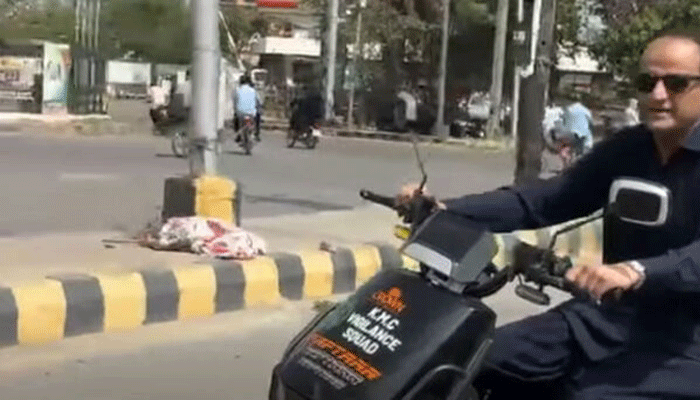 کراچی: میئر مرتضیٰ وہاب کا موٹر سائیکل چلانے کا پہلا تجربہ، توازن برقرار نہ رکھ سکے