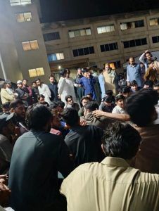 ایوب میڈیکل کمپلیکس میں مبینہ طبی غفلت، بچہ جاں بحق، لواحقین کا احتجاج
