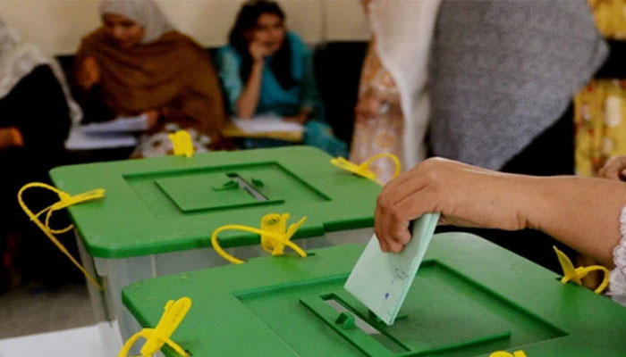 جی بی اے 2 پولنگ اسٹیشن نمبر 403 پر لیگی کارکنان اور جیالوں 