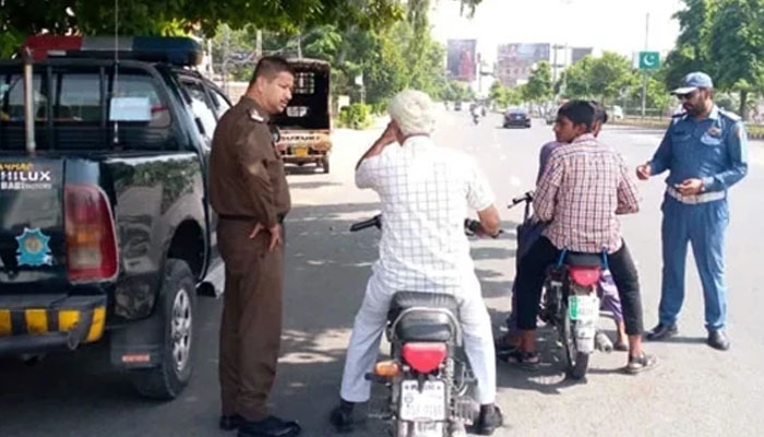 شہری کے نام پر 421 گاڑیاں، لاکھوں کے چالان  دیکھ کر پولیس حی